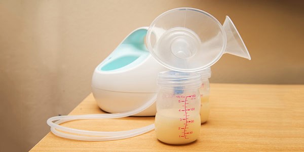 راهنمای دوشیدن شیر مادر  و نحوه نگهداری آن
